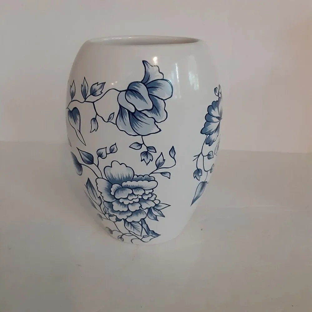 Vintage Russ Blue/White Floral Mini Vase